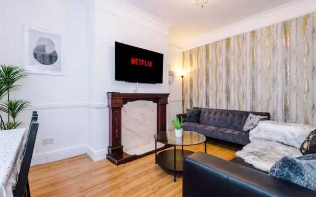 Spacious 4-Bed House Manchester