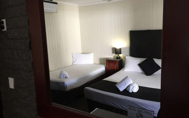 Country Plaza Motor Inn