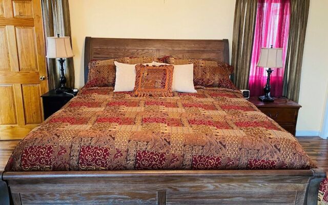 Bear's Mountaintop Views 3 Bedroom Chalet by RedAwning