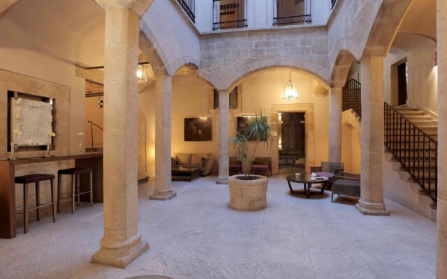 Отель NH Collection Cáceres Palacio de Oquendo