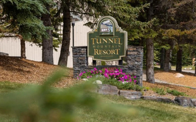 Tunnel Mountain Resort