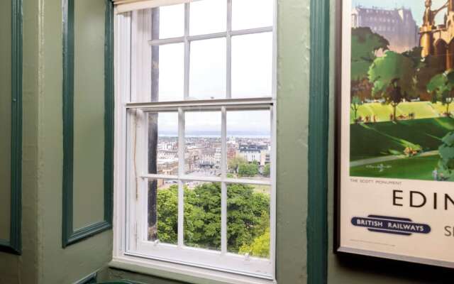 JOIVY Eclectic & Design Led 3Br Apt Near Edinburgh Castle