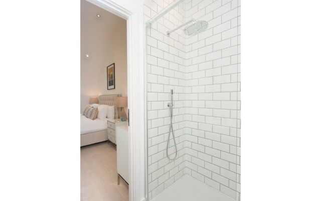 Chic & Newly Refurbished Townhouse in Bath