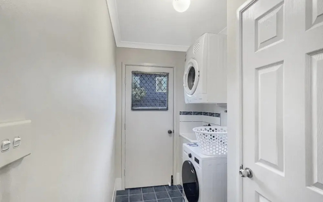 Our Haven: 4-bed Escape Near Beach & Mogo Trails