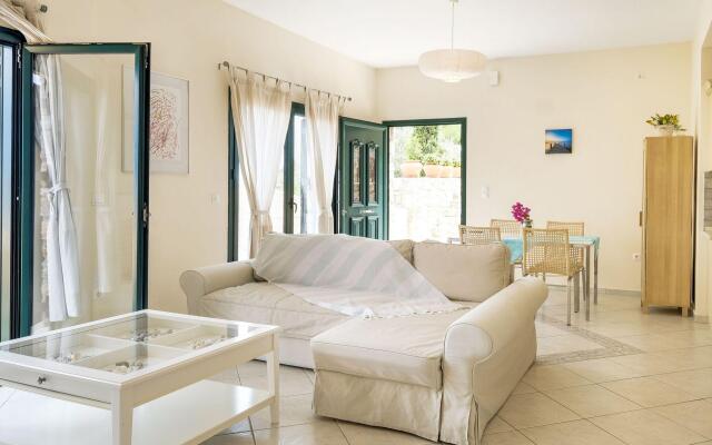 Serene Villa in Pera Melana near Sea