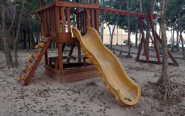 Devoted Hoestel in Cancun With Equipped Kitchen, Pool, Close to Beaches & More!