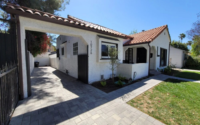 Luxurious Studio City Home