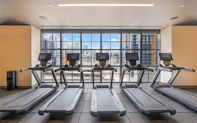 Downtown 1BR Apt with Skyline Views