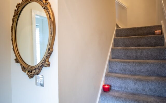 5star Serviced Homes- Free Wifi & Parking, Office
