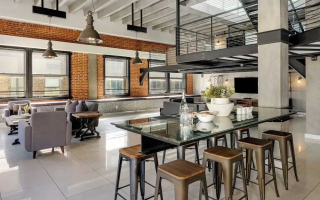 Skyline Lofts by Avantstay: a Multi-level Industrial-chic Retreat in Dtla With Rooftop Views, Soaring Ceilings & Steps to Dining, Music & Culture