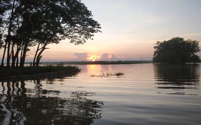 Moe Yun Gyi Wetlands Resort