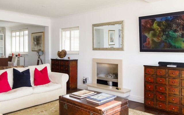 Vibrant Seafront Home With Seasonal Pool
