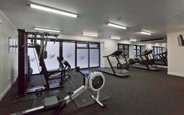 Lovely City Apartment with Pool & Gym