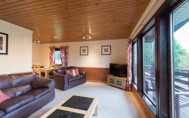 Bluebell Lodge 2 with Hot Tub