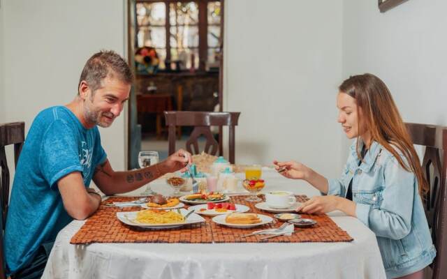 Colonial House Inn - Hostel