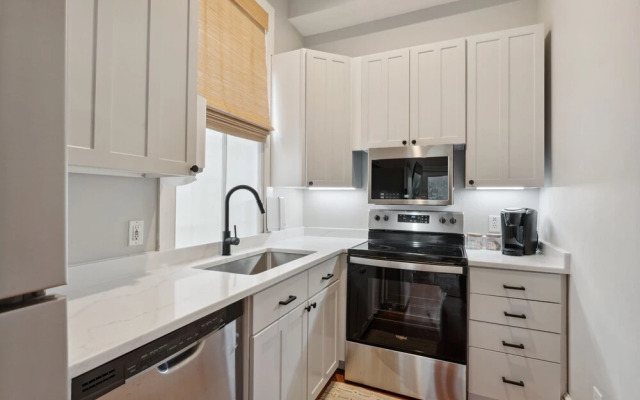 Beautiful Renovated Apartment Near King Street