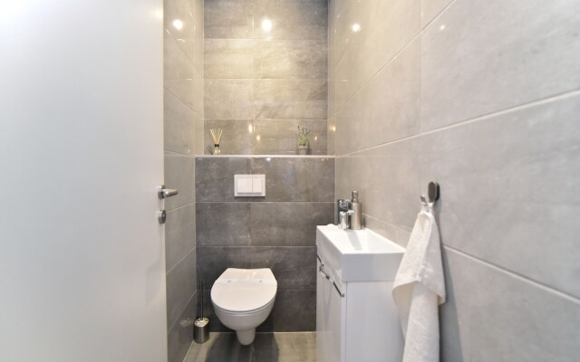 Premium Central Apartment & Room