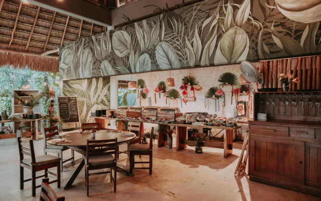 Petit Lafitte Hotel