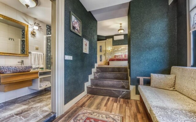 Vibrant Suite Located in Heart of Historic Area