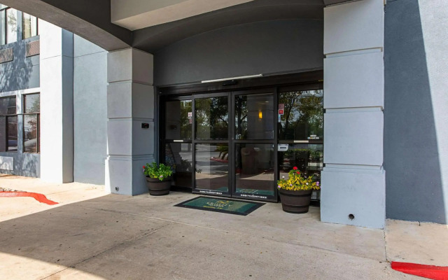 Quality Suites South