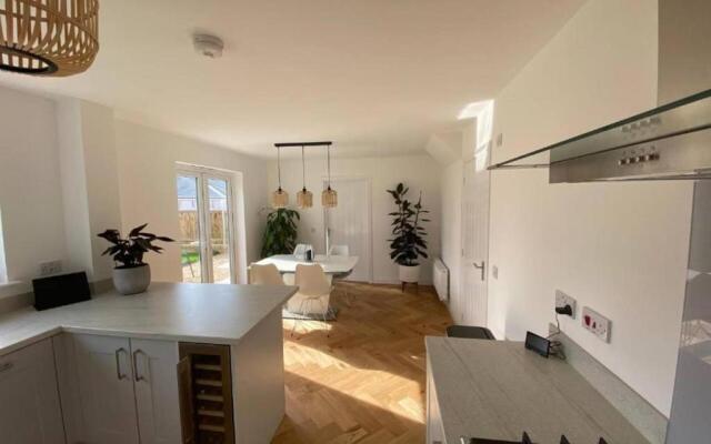 Beautiful 4 Bedroom 3 Beds House in Glasgow