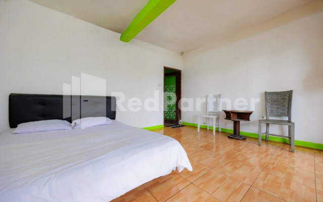 Villa Kampus Near Taman Safari Cisarua Puncak RedPartner – Guest Rooms – Cisarua