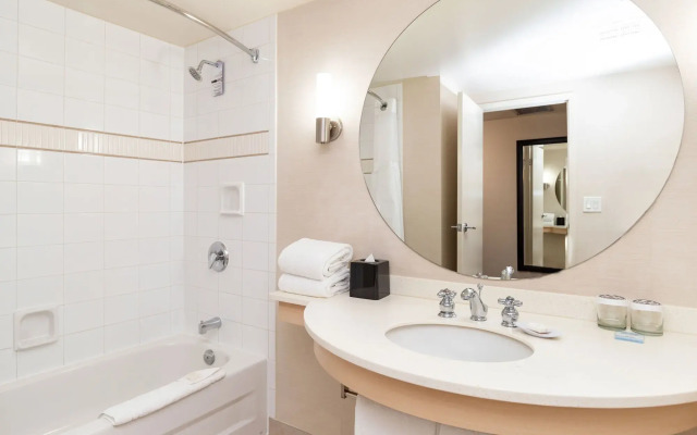 Sandman Signature Vancouver Airport Hotel & Resort