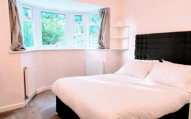 Camberley - 1-bed Annex - Sleeps 2 - Garden