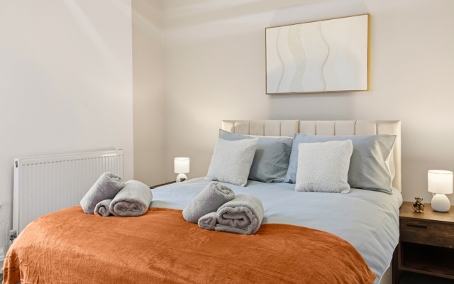 House - Sleeps 6 - On Street Parking