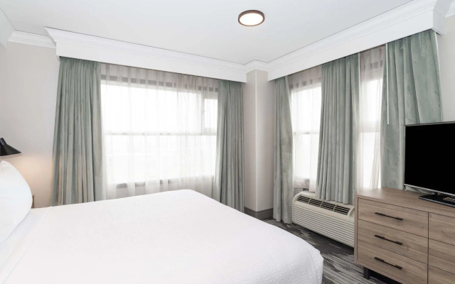 Sandman Signature Toronto Airport Hotel