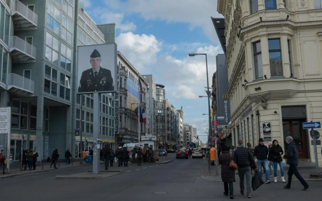 Mondrian Suites Berlin Checkpoint Charlie