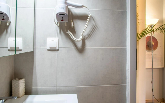 Ermou 18 Mosaics boutique aprtm in Parliament square