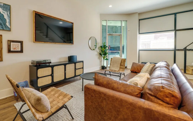 Upscale Texarkana Townhome, Walk to Downtown!