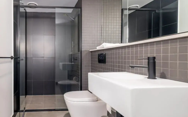 Chic 3-bed in Central With Pool, Sauna and Gym