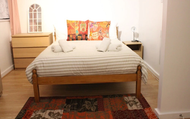 Impeccable Spacious 6-bed House in Romford