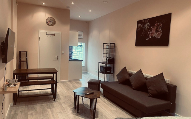 Apartment Sleeps 3 With Parking and Garden