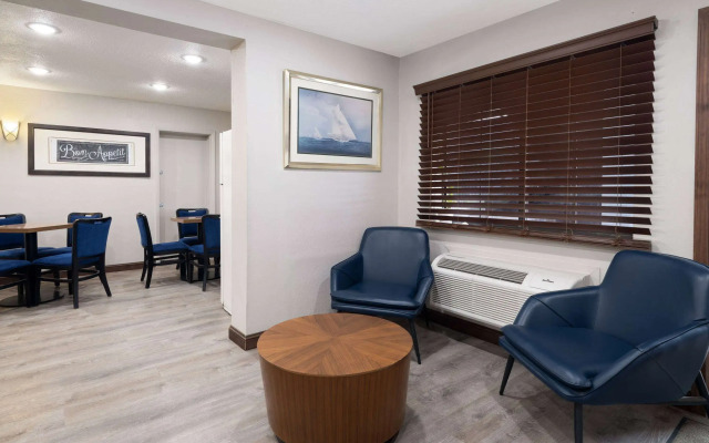 Days Inn & Suites by Wyndham Kokomo