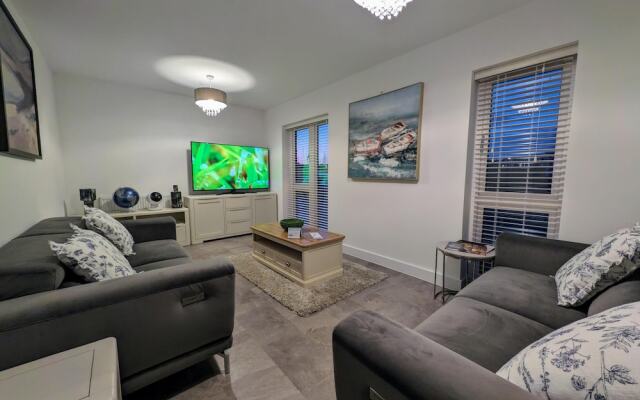 Charming 4-bed House in Newport