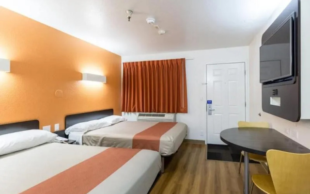 Motel 6 North Kirkland