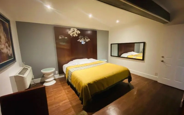 Casa Blanca Inn & Suites