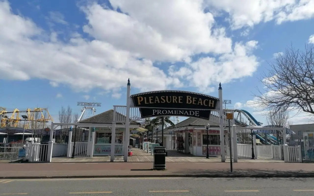 Beach Apartment - Sleeps 4, Garden & Parking