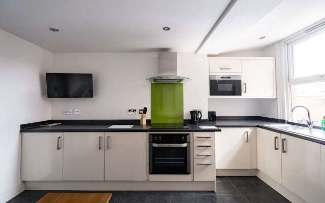 Impeccable 1 Bed Apartment In Sheffield