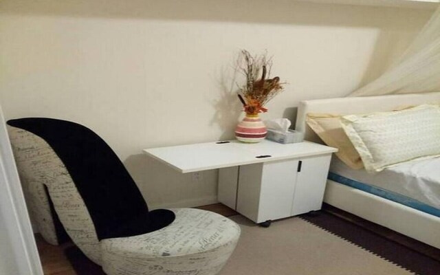 Beautiful Furnished Basement Suite In Airdrie