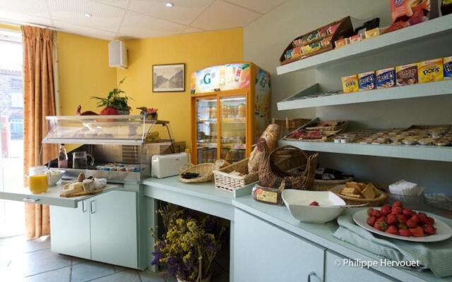Hôtel-Restaurant La Crèche et sa piscine intérieure - Logis Hôtels