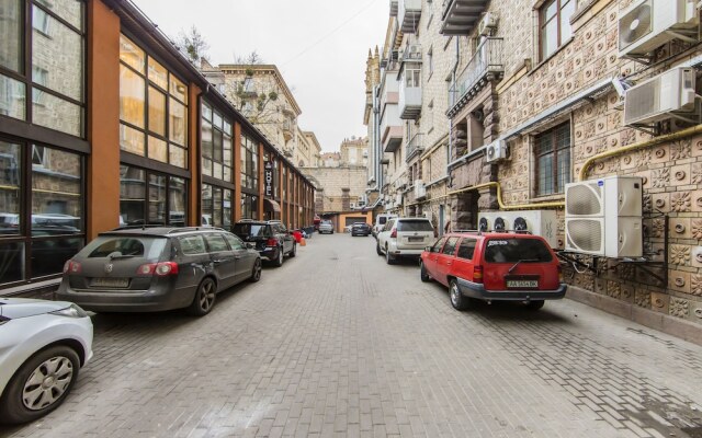 Antique Art Apartment at Khreschatyk