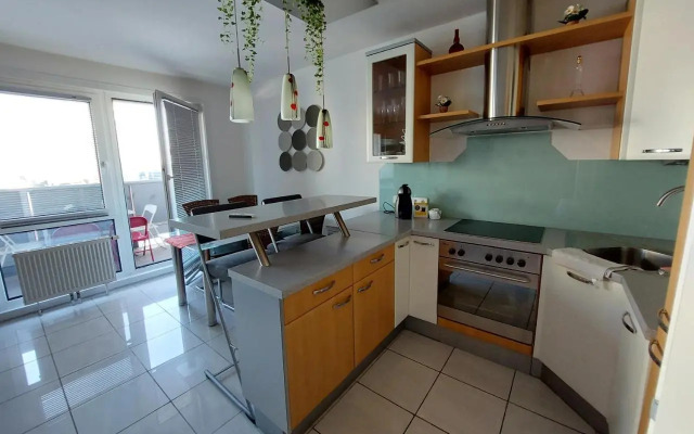 Mischek Tower Apartment with private terrace next to UNO