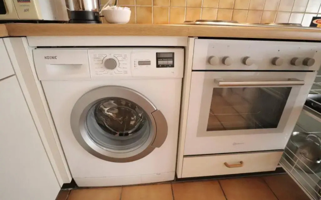 Comfortable, very well located between train station and lake!