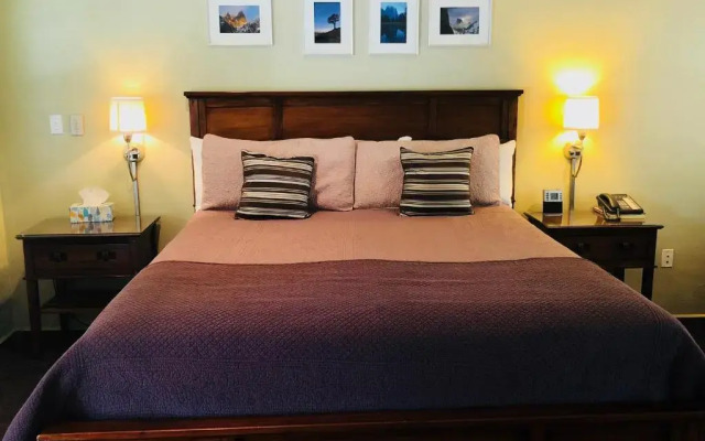 Queen's Inn By the River