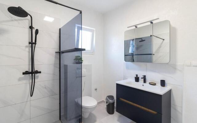 House Jasmin large garden, near Nin