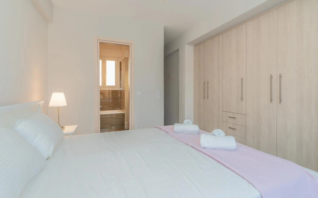 Sunny penthouse w/ Acropolis view next to metro